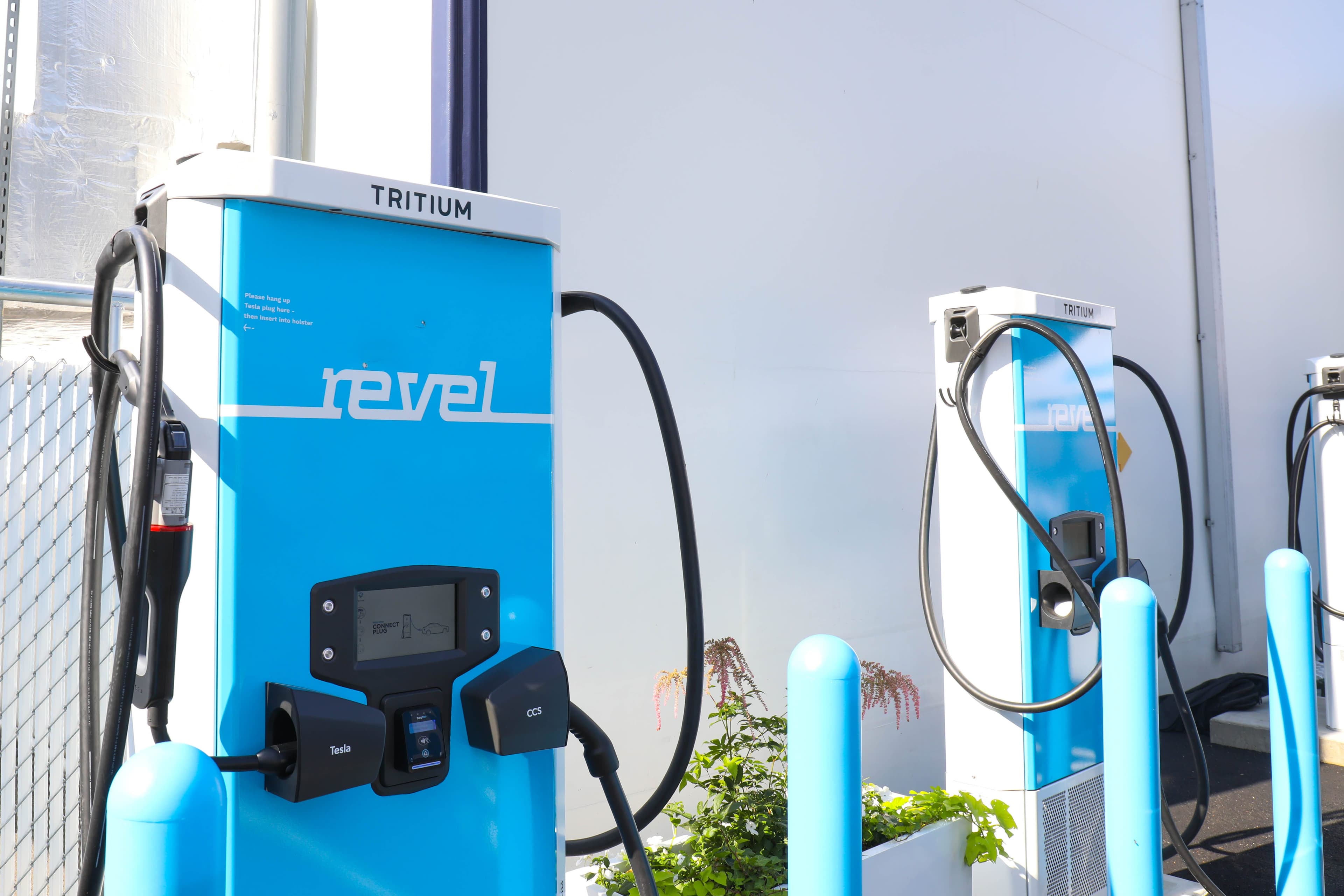 EV charging station equipment that relies on continuous payment connectivity